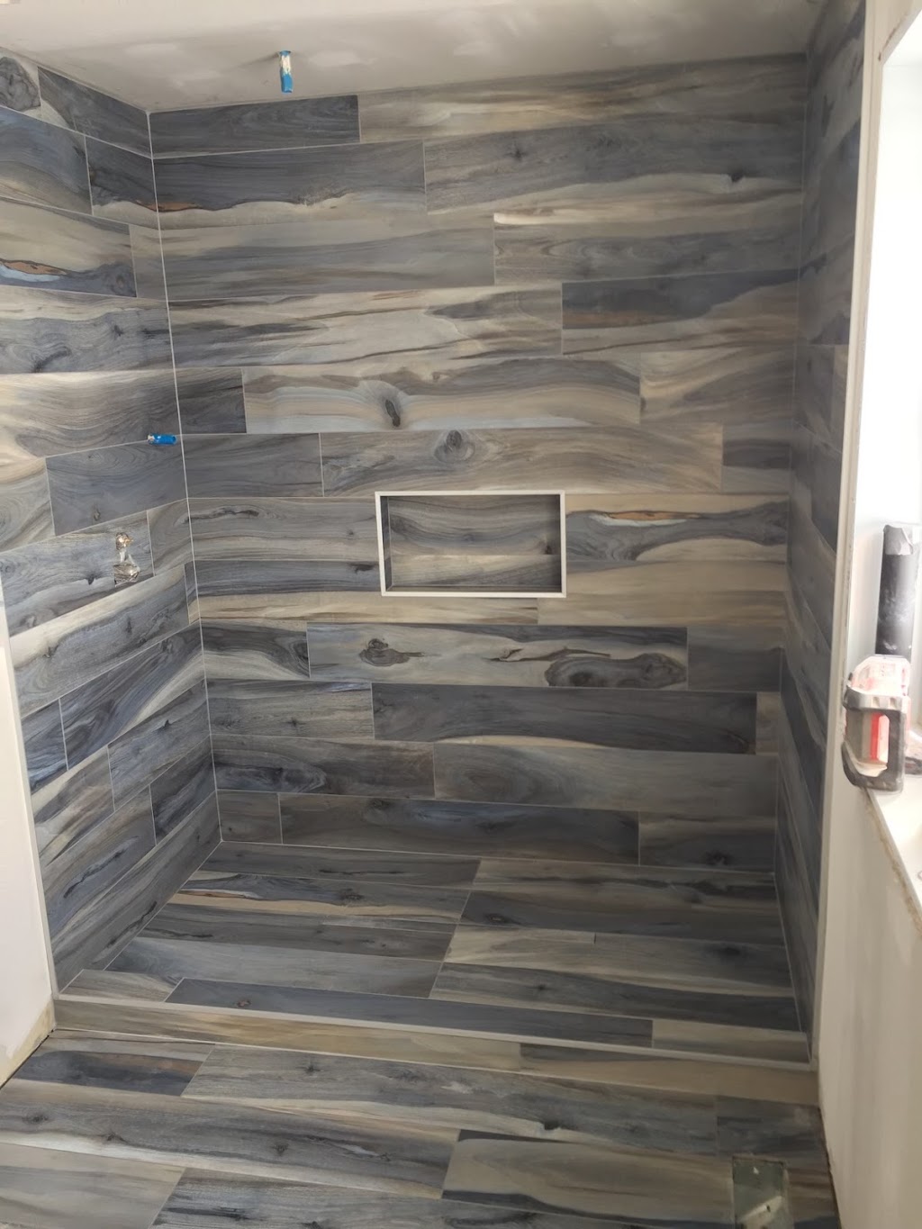 Douche sur mesure en porcelaine imitation bois avec niche encastrée alignée au laser