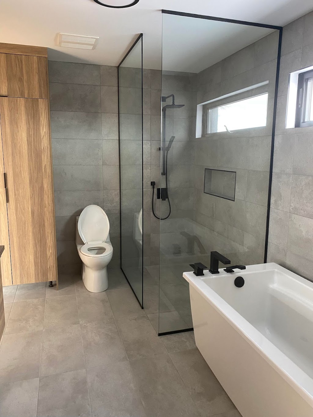 Salle de bain moderne réalisée par Céramique Plus à Saint-Jean-sur-Richelieu